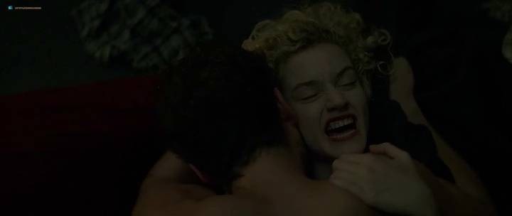 Julia Garner boobs