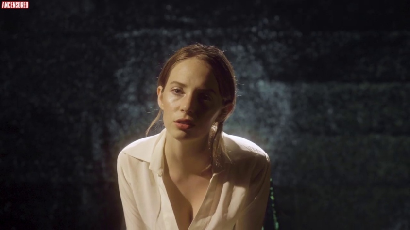 Maya Hawke no panties